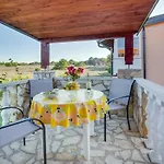 شقة Seaside Apartments Vir