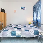 Seaside Apartments Vir *