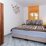 Seaside Apartments Vir *