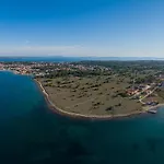 Seaside Apartments Vir شقة