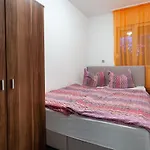 Seaside Apartments Vir شقة