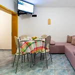 Seaside Apartments Vir شقة *