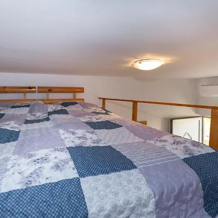 Seaside Apartments Vir *