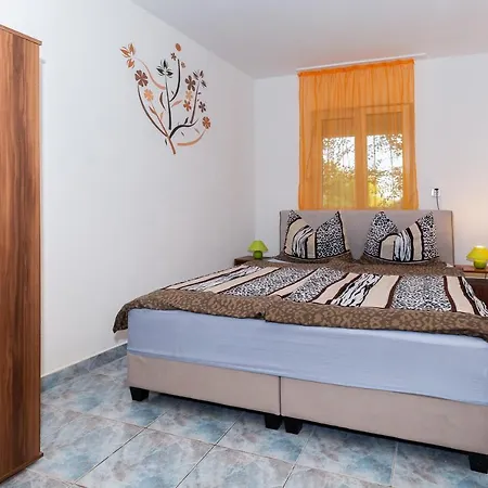 Seaside Apartments Vir *