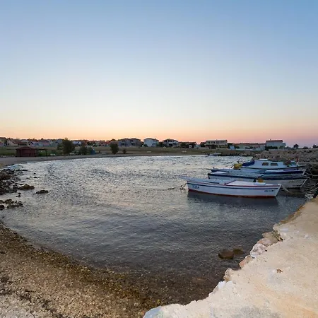 Seaside Apartments Vir